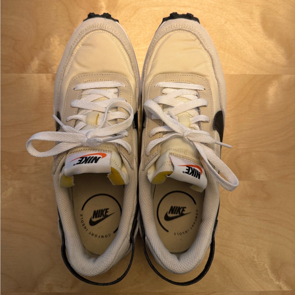 Nike waffle debut sneaker women’s 9